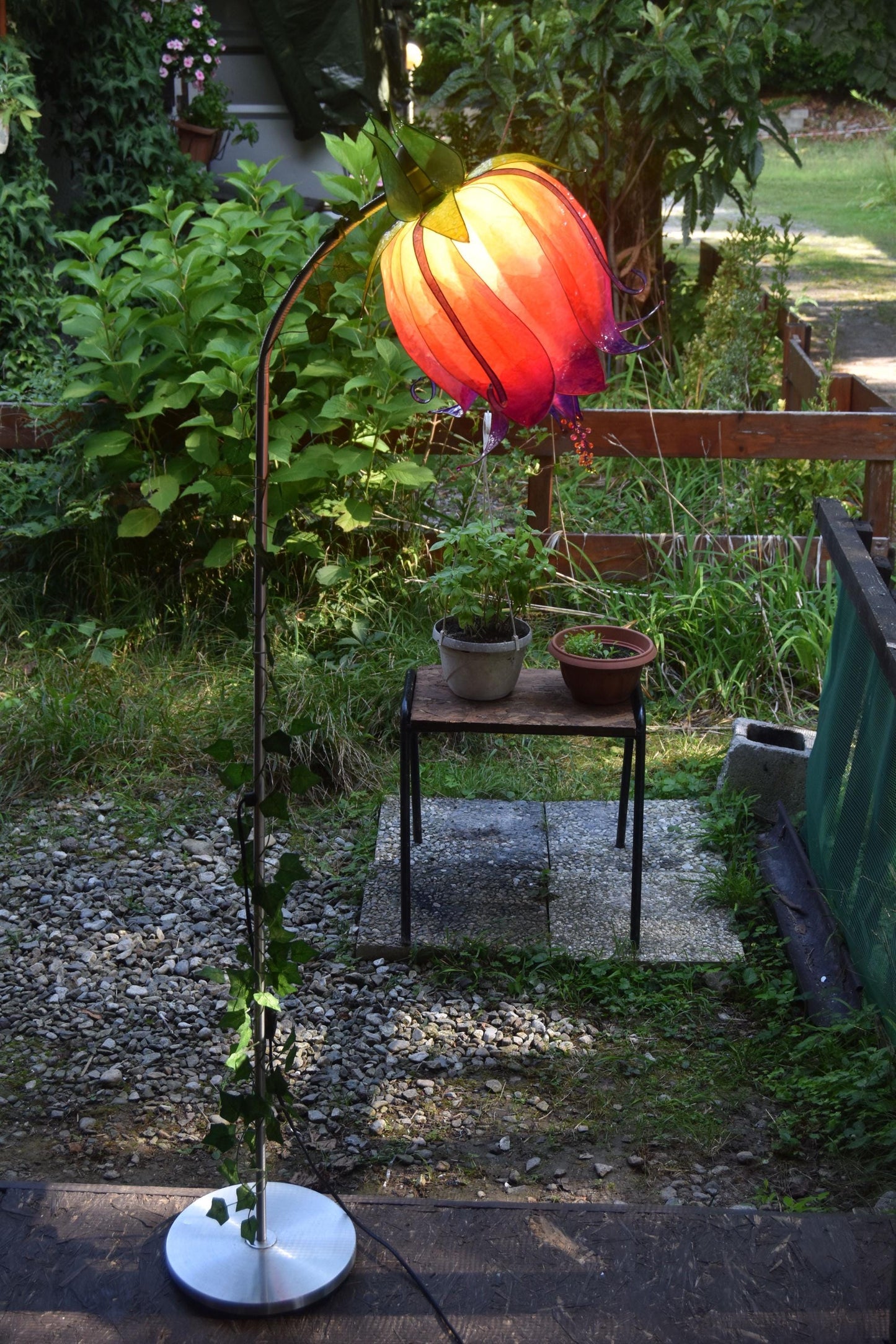 Lampada da terra per lettura orientabile con paralume arancio rosso viola in resina