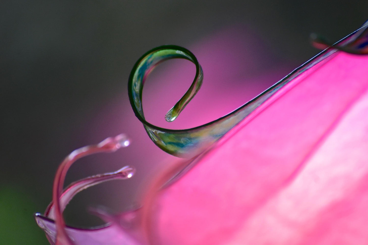 lampada da tavolo a forma di fiore rosa in resina fatta e dipinta a mano