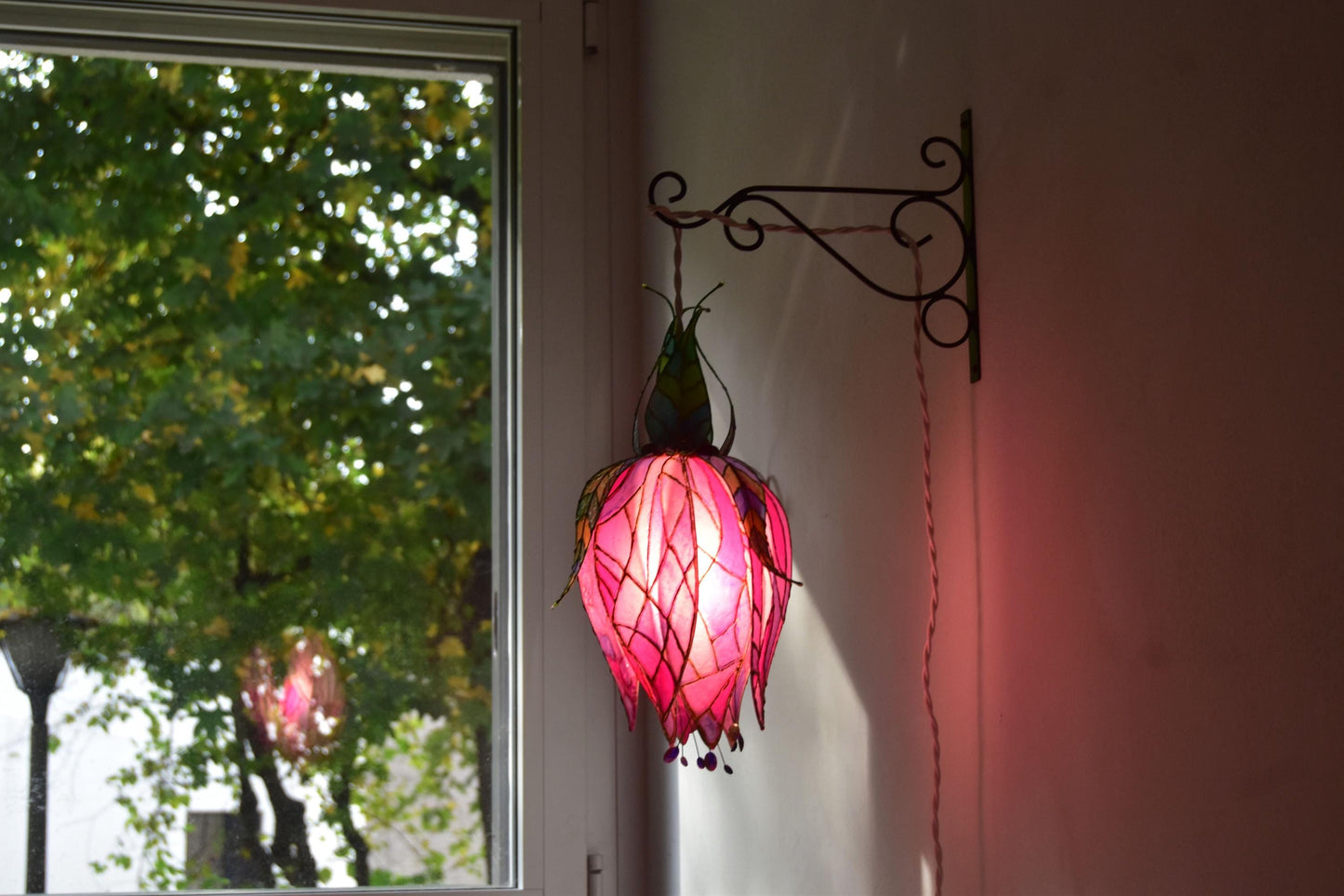 lampada da muro a forma di fiore rosa pendente