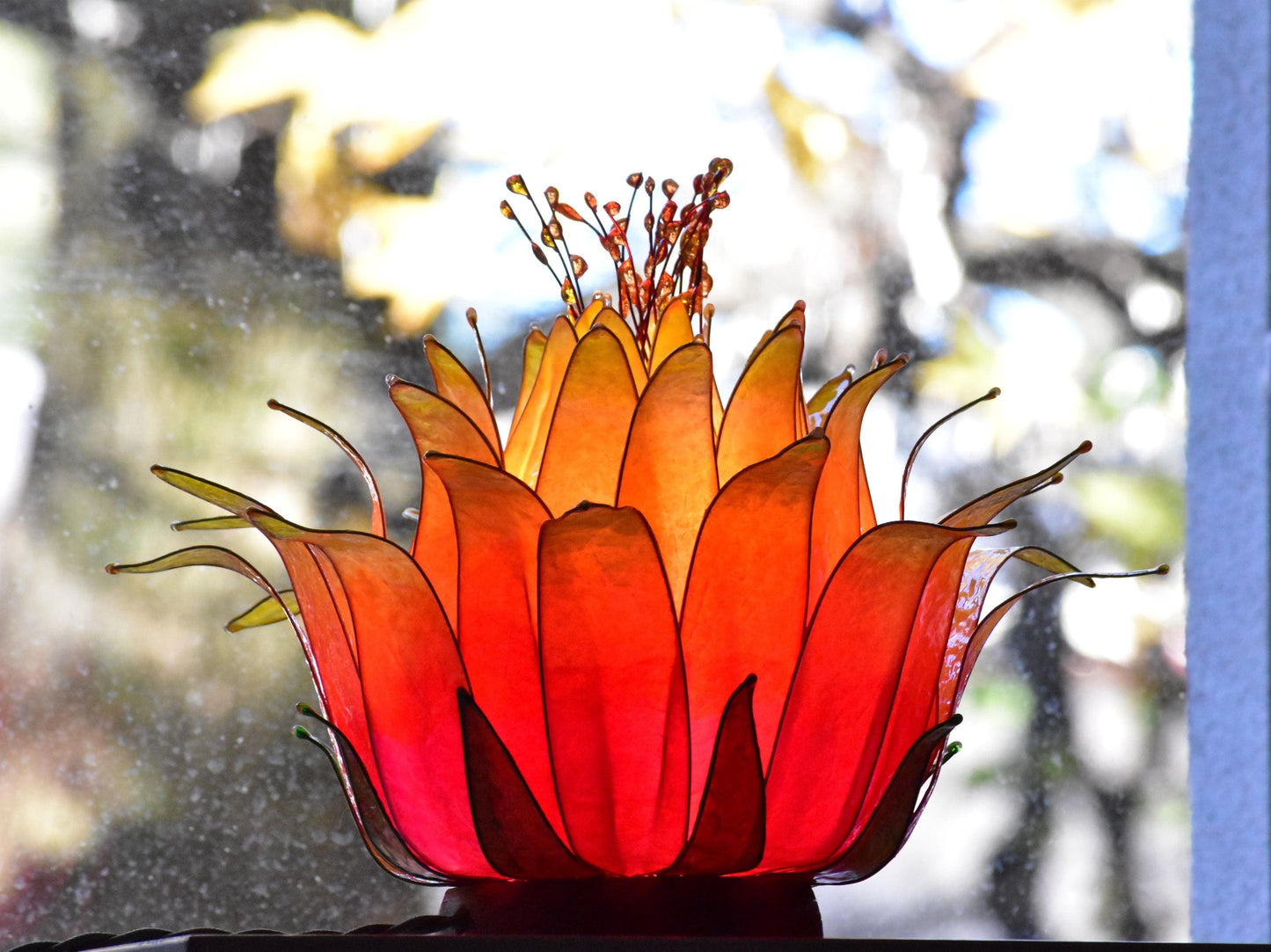 Lampada da tavolo fiore di loto arancione e rosa in resina fatta a mano pezzo unico