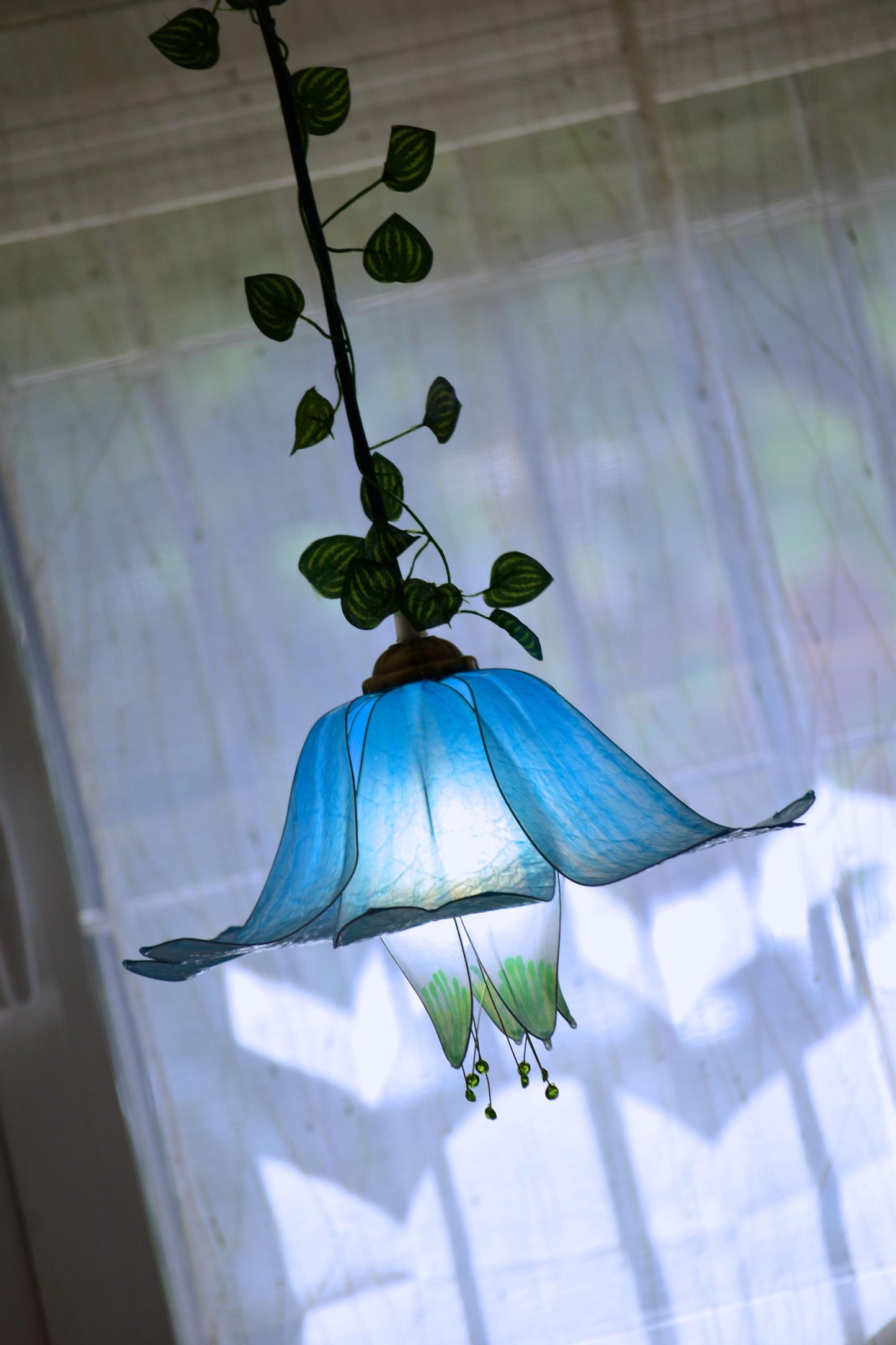 lampada a sospensione a 3 luci floreali blu e bianco per ambiente romantico e fiabesco