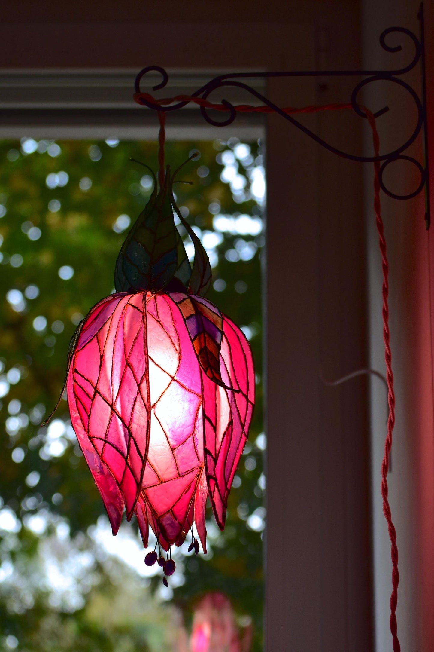 lampada da muro a forma di fiore rosa pendente