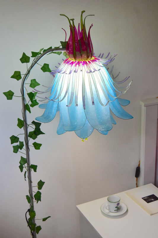 Lampada da lettura orientabile con paralume fiore di passiflora in resina