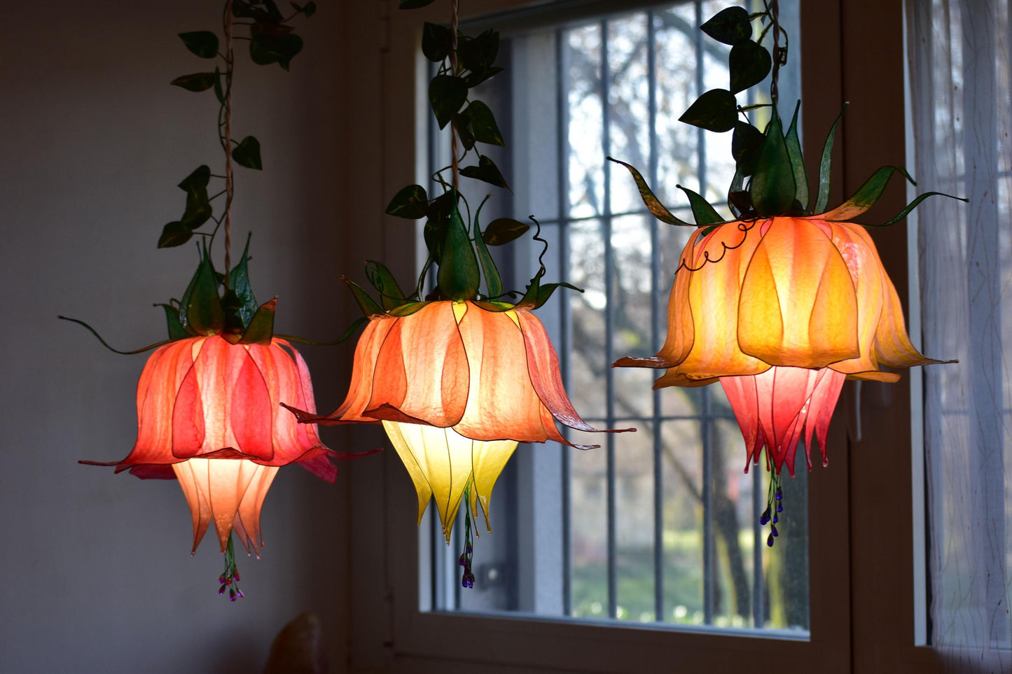 lampada sospensione 3 luci a forma di fiori in resina stile floreale fiabesco