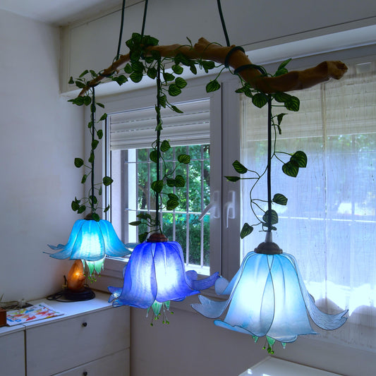 lampada a sospensione a 3 luci floreali blu e bianco per ambiente romantico e fiabesco