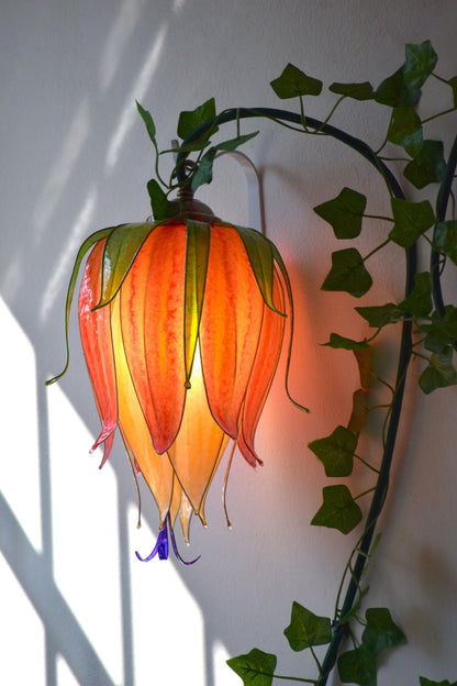 lampada da parete 3 fiori rampicanti arancioni in resina su ordinazione, pezzo unico fatto dipinto a mano - Fiorediluce