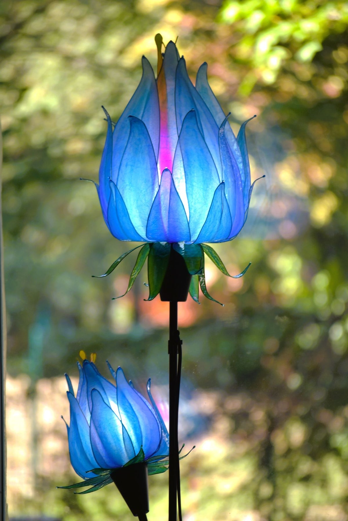 Lampada da terra floreale con 2 luci blu in resina - Fiorediluce