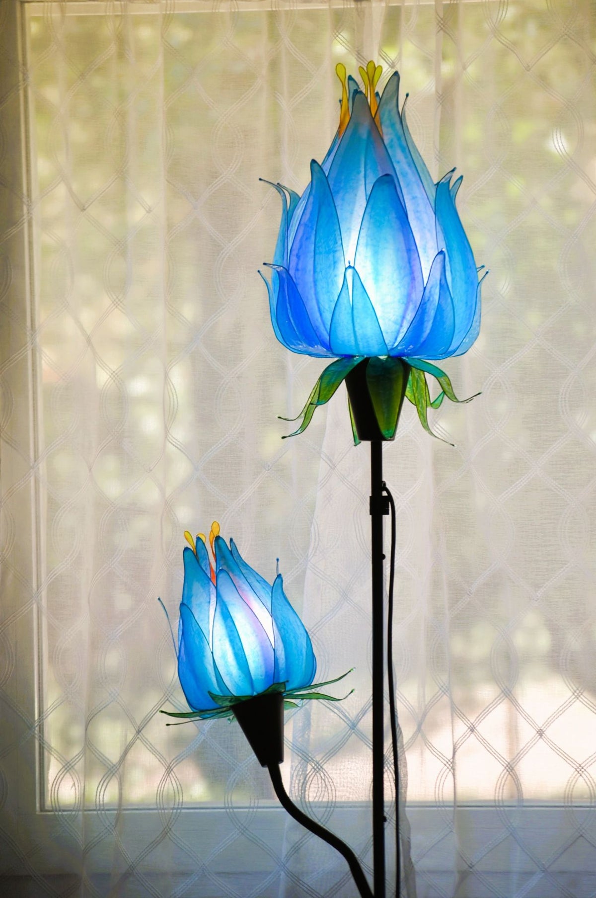 Lampada da terra floreale con 2 luci blu in resina - Fiorediluce