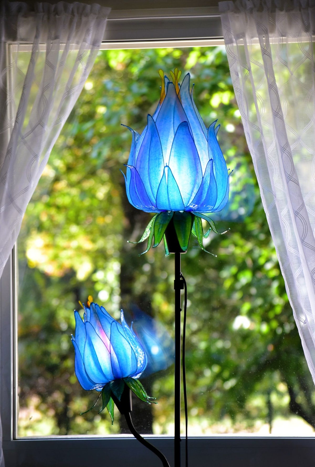 Lampada da terra floreale con 2 luci blu in resina - Fiorediluce