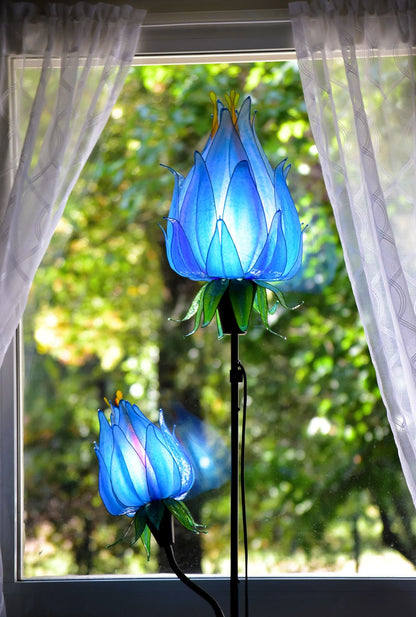 Lampada da terra floreale con 2 luci blu in resina - Fiorediluce