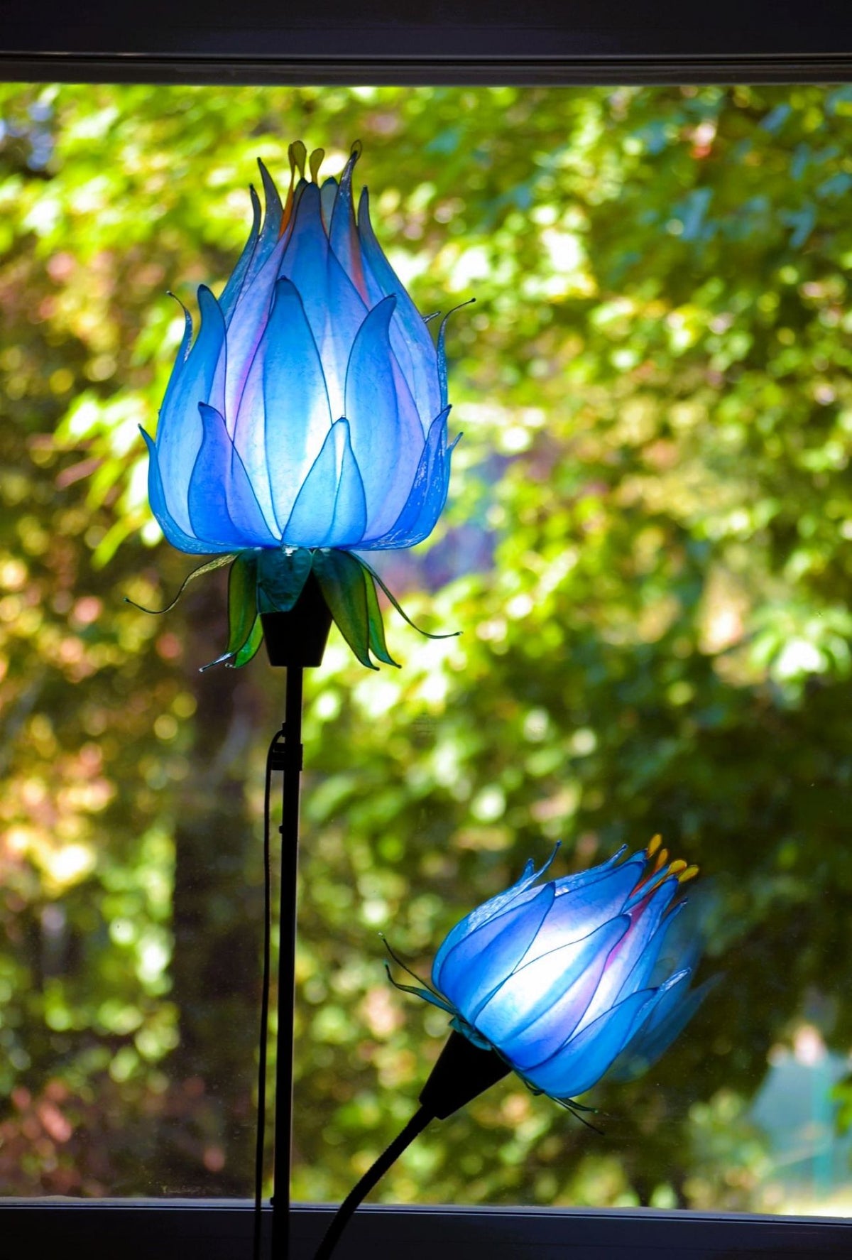Lampada da terra floreale con 2 luci blu in resina - Fiorediluce