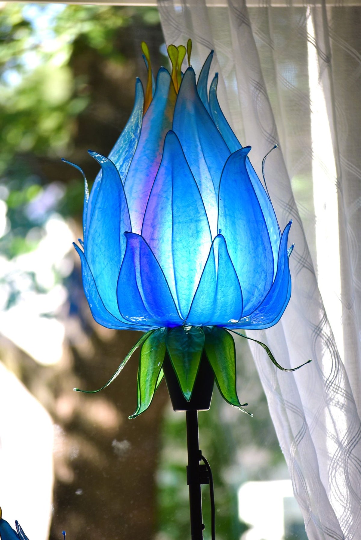 Lampada da terra floreale con 2 luci blu in resina - Fiorediluce