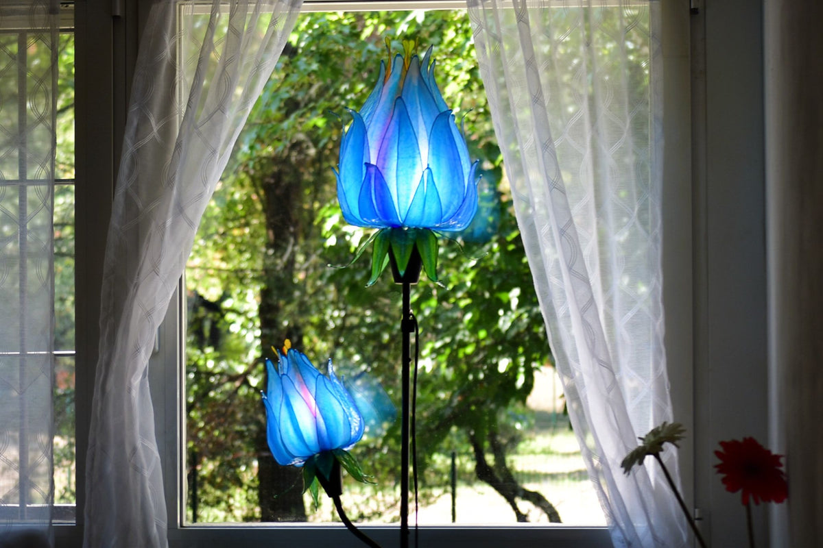 Lampada da terra floreale con 2 luci blu in resina - Fiorediluce
