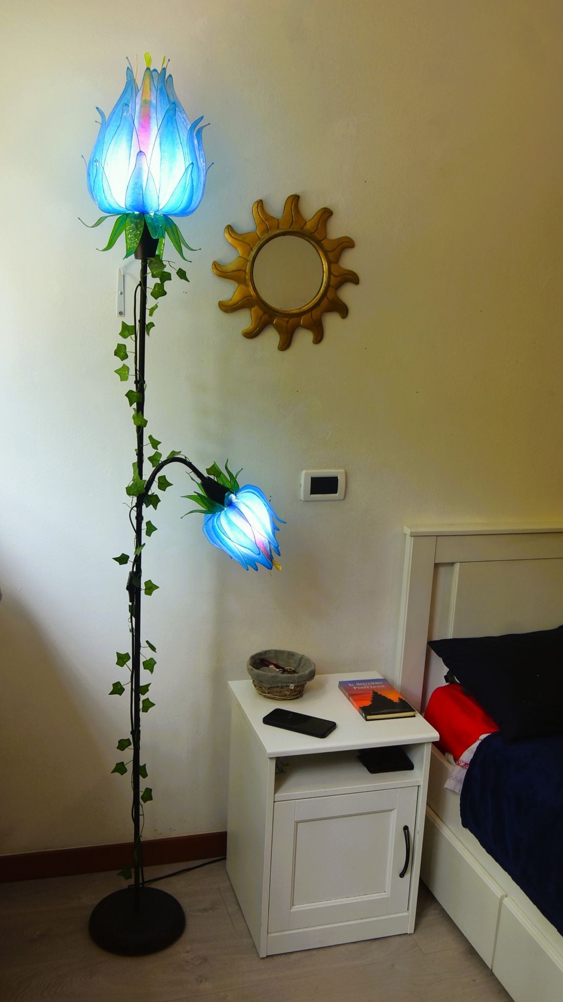 Lampada da terra floreale con 2 luci blu in resina - Fiorediluce