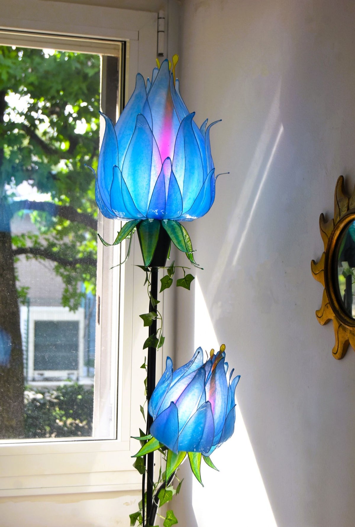 Lampada da terra floreale con 2 luci blu in resina - Fiorediluce