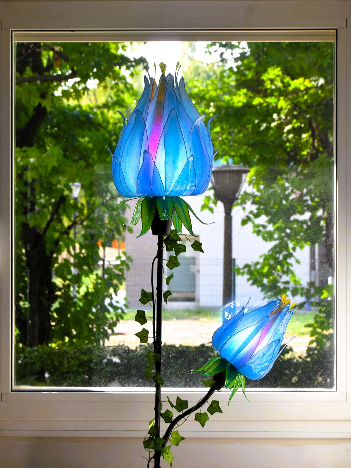 Lampada da terra floreale con 2 luci blu in resina - Fiorediluce
