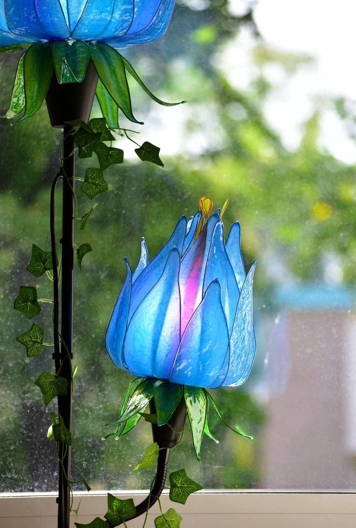 Lampada da terra floreale con 2 luci blu in resina - Fiorediluce