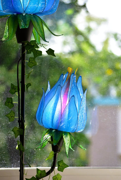 Lampada da terra floreale con 2 luci blu in resina - Fiorediluce