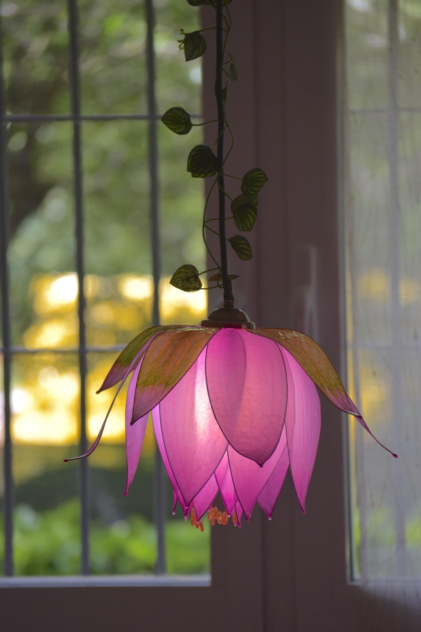 lampada sospensione 3 luci in resina a forma fiore rosa per ambiente romantico - Fiorediluce