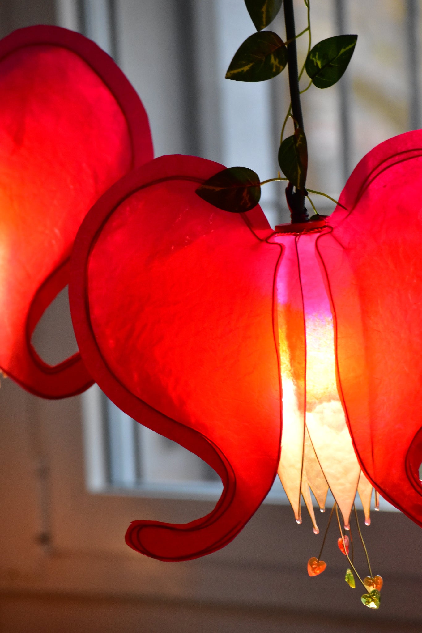 lampadario a 3 luci fiore rosso cuore sanguinante, illuminazione artigianale in resina - Fiorediluce