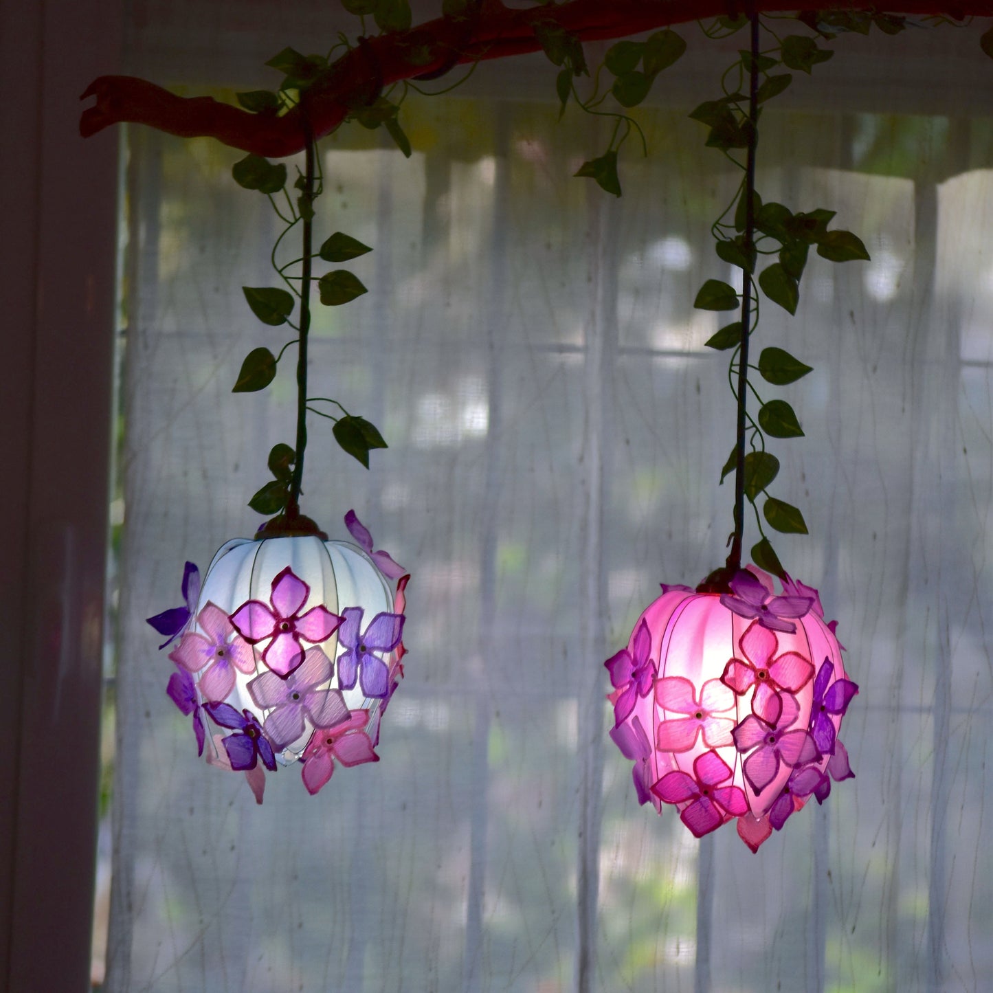 lampada floreale artigianale in resina 3 boccioli a sospensione - Fiorediluce