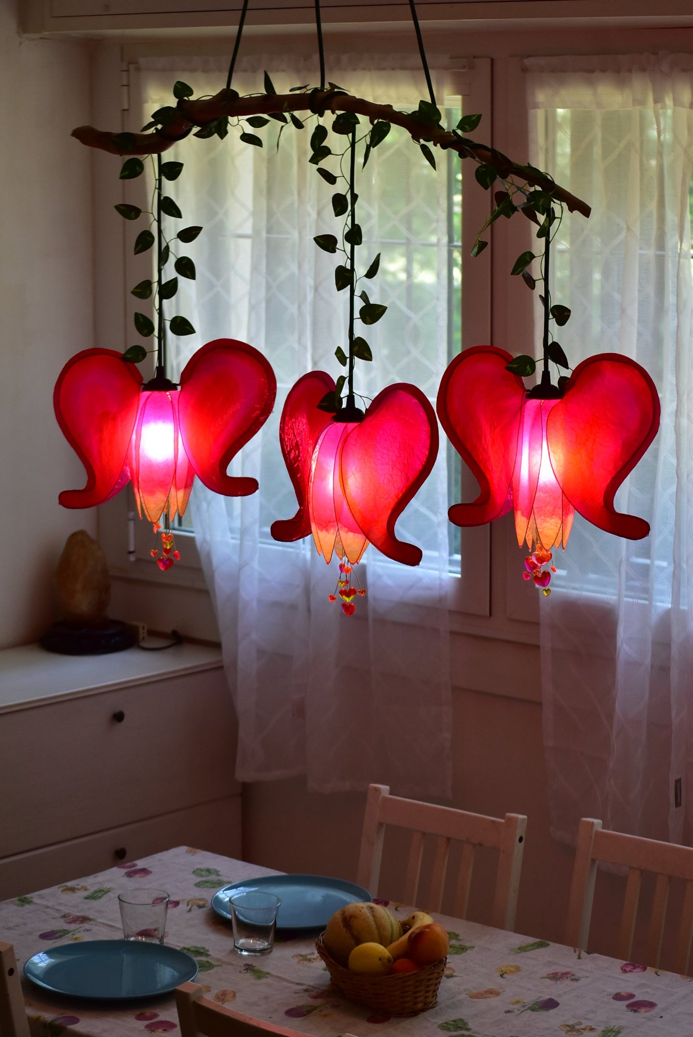 lampadario a 3 luci fiore rosso cuore sanguinante, illuminazione artigianale in resina - Fiorediluce