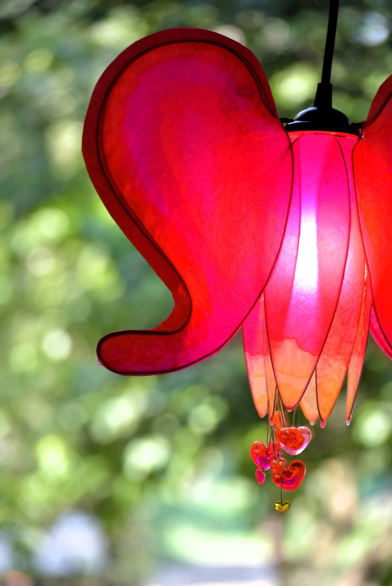 lampadario a 3 luci fiore rosso cuore sanguinante, illuminazione artigianale in resina - Fiorediluce