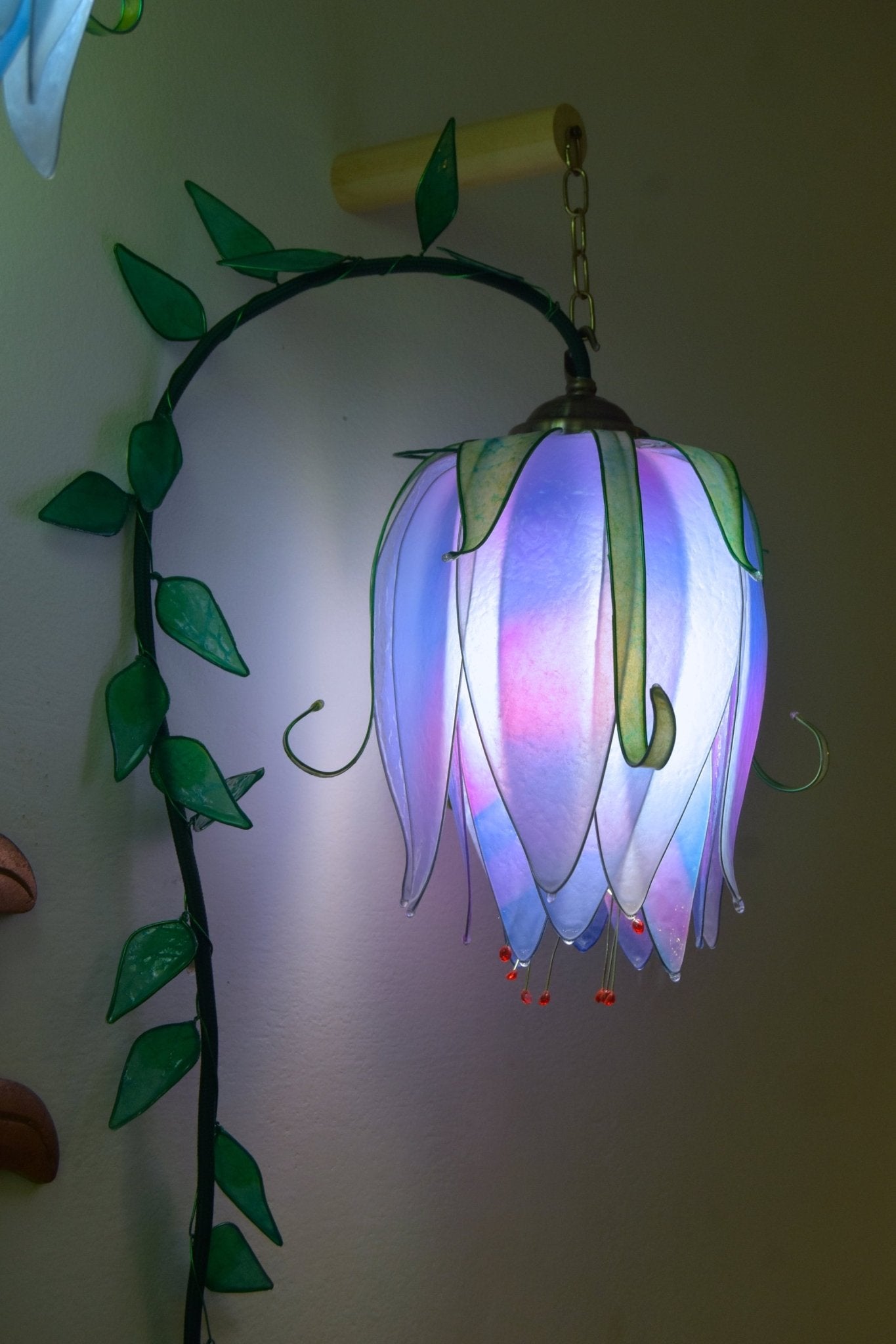 lampada da parete 3 luci: forma di fiori rampicanti fatta dipinta a mano per ambiente romantico - Fiorediluce