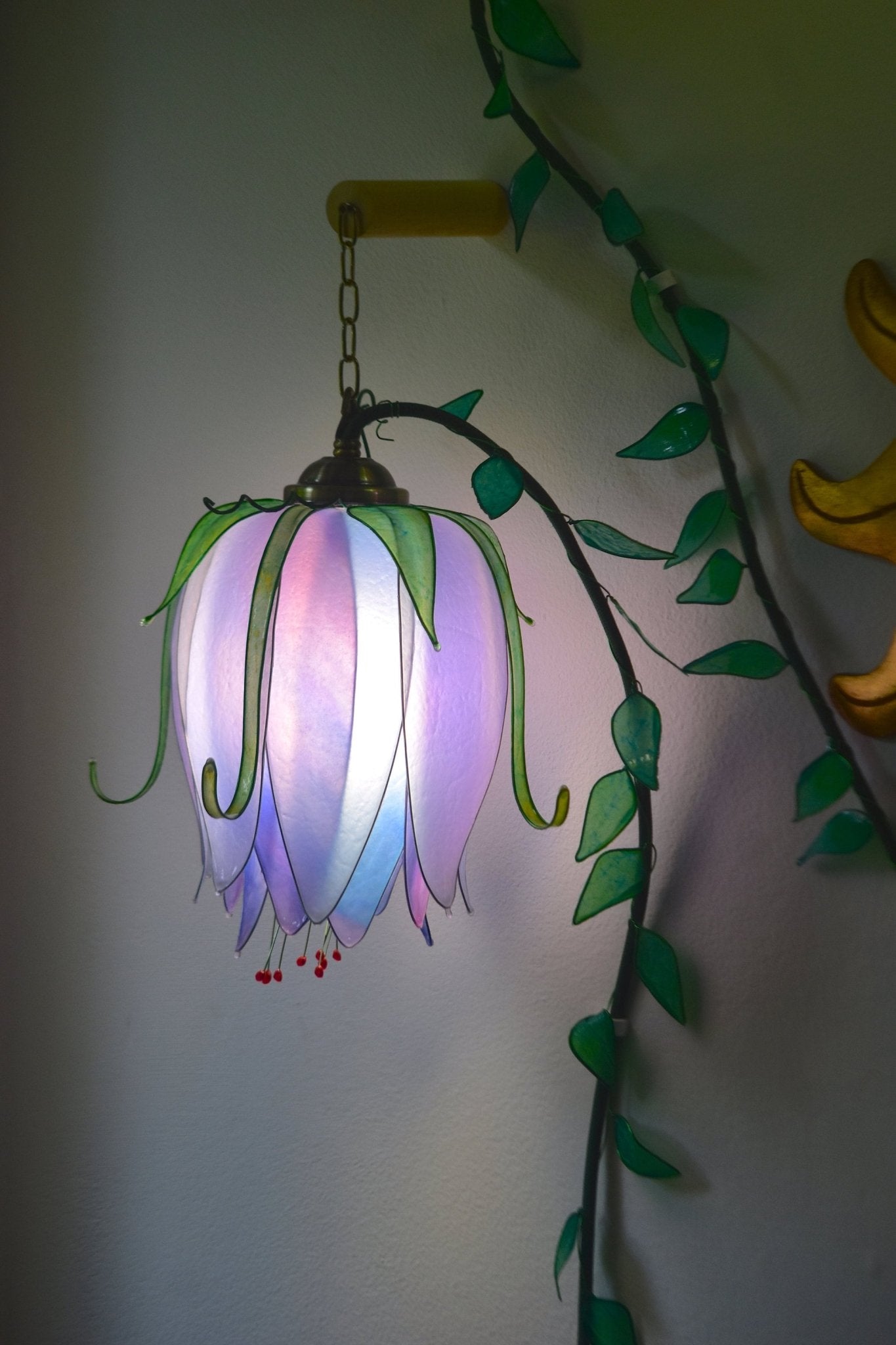 lampada da parete 3 luci: forma di fiori rampicanti fatta dipinta a mano per ambiente romantico - Fiorediluce