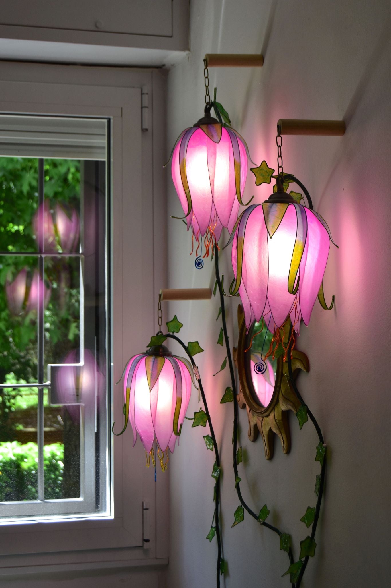 lampada da parete a 3 luci a forma di boccioli luminosi di fiori rosa rampicanti - Fiorediluce