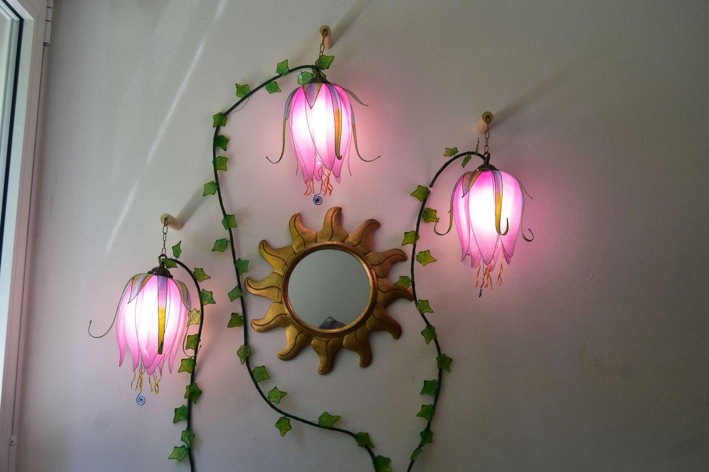 lampada da parete a 3 luci a forma di boccioli luminosi di fiori rosa rampicanti - Fiorediluce