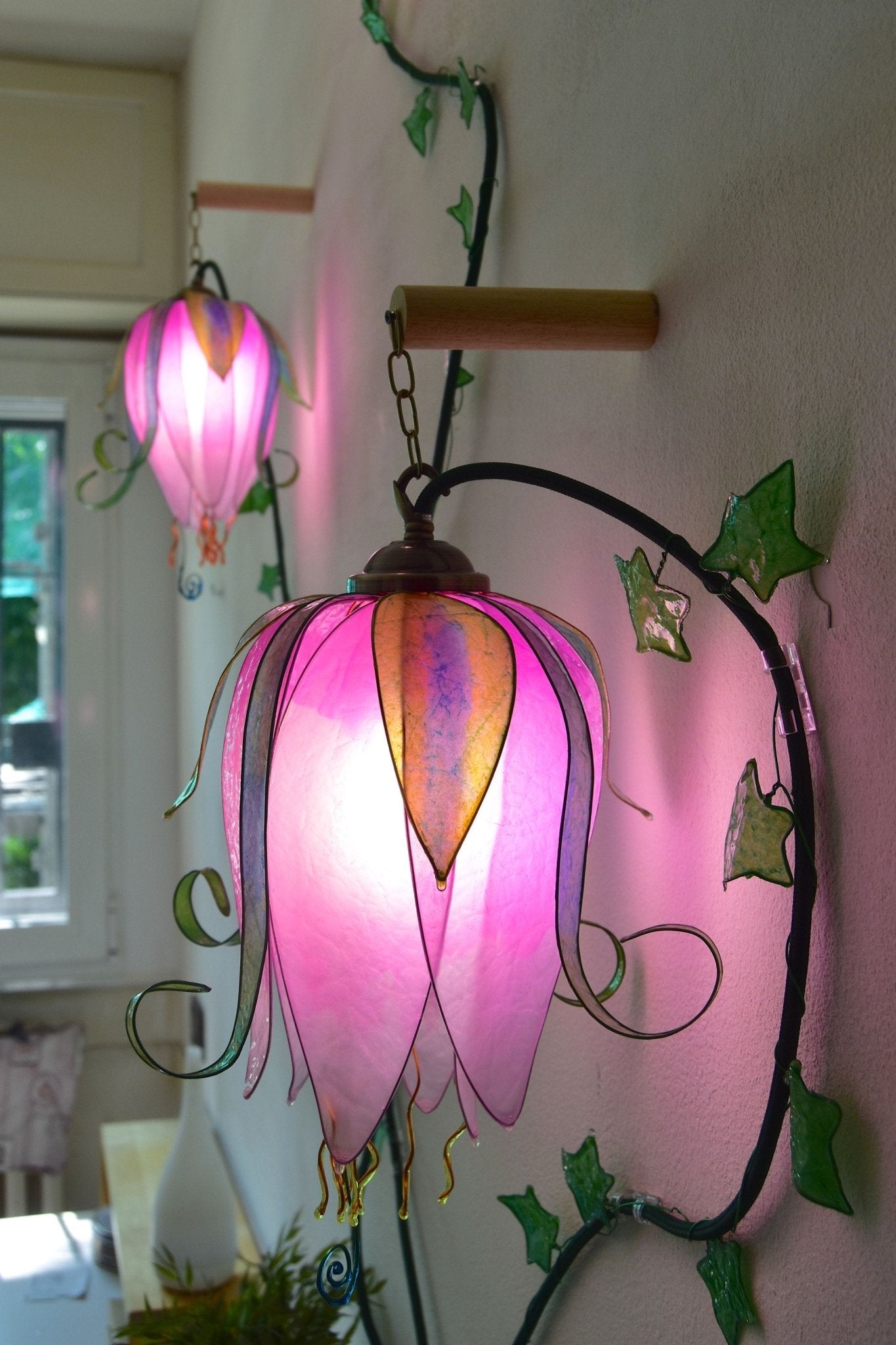 lampada da parete a 3 luci: boccioli luminosi di fiori rosa rampicanti - Fiorediluce