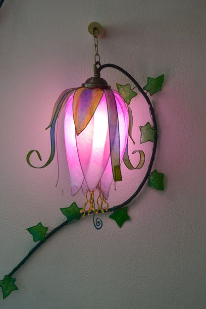 lampada da parete a 3 luci: boccioli luminosi di fiori rosa rampicanti - Fiorediluce