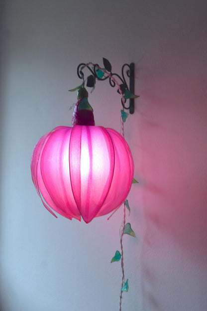 lampada da muro a forma di bocciolo di fiore rosa fucsia - Fiorediluce