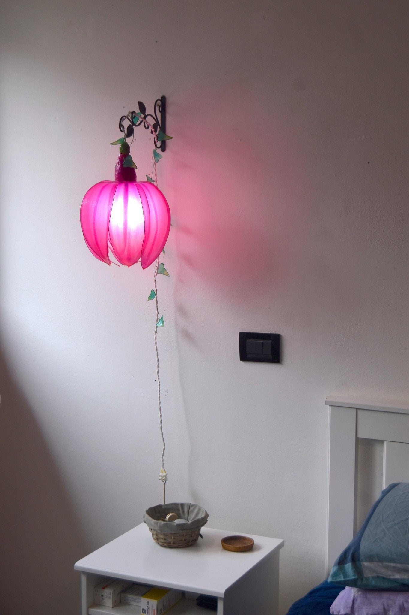 lampada da muro a forma di bocciolo di fiore rosa fucsia - Fiorediluce