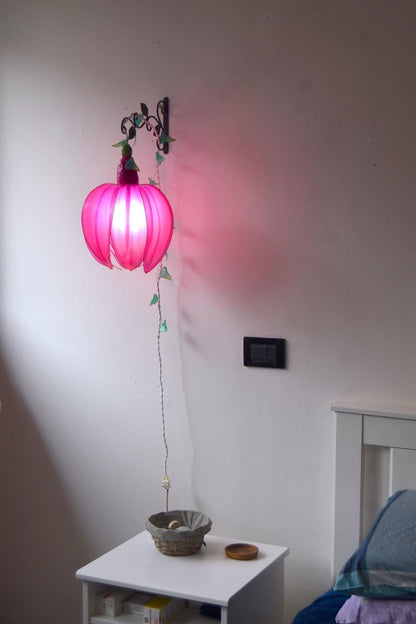 lampada da muro a forma di bocciolo di fiore rosa fucsia - Fiorediluce