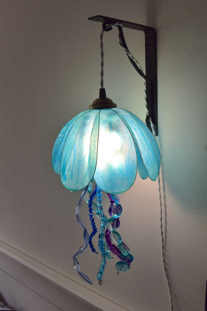 lampada a forma di medusa in resina da appendere alla parete, dipinta a mano - Fiorediluce