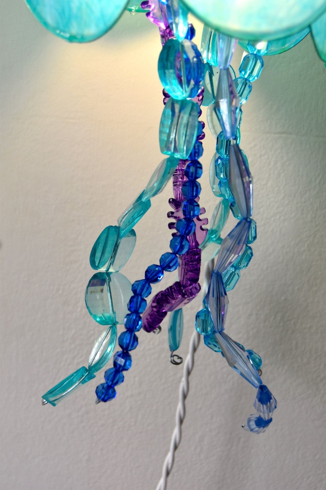 lampada a forma di medusa in resina da appendere alla parete, dipinta a mano - Fiorediluce