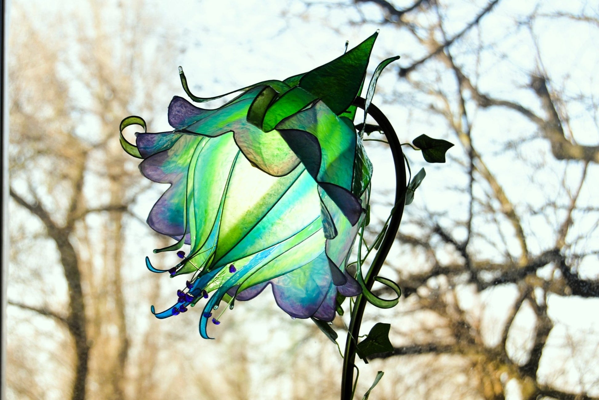 Lampada da tavolo su stelo metallico con paralume fiore blu e verde fatto a mano in resina - Fiorediluce