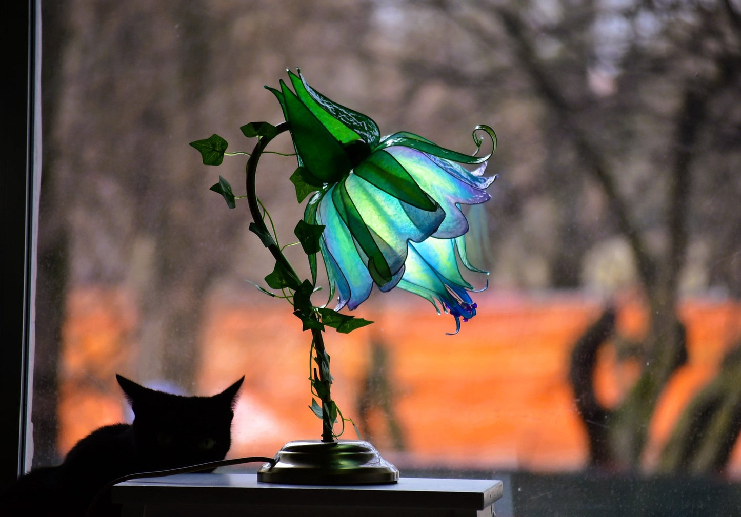 Lampada da tavolo su stelo metallico con paralume fiore blu e verde fatto a mano in resina - Fiorediluce