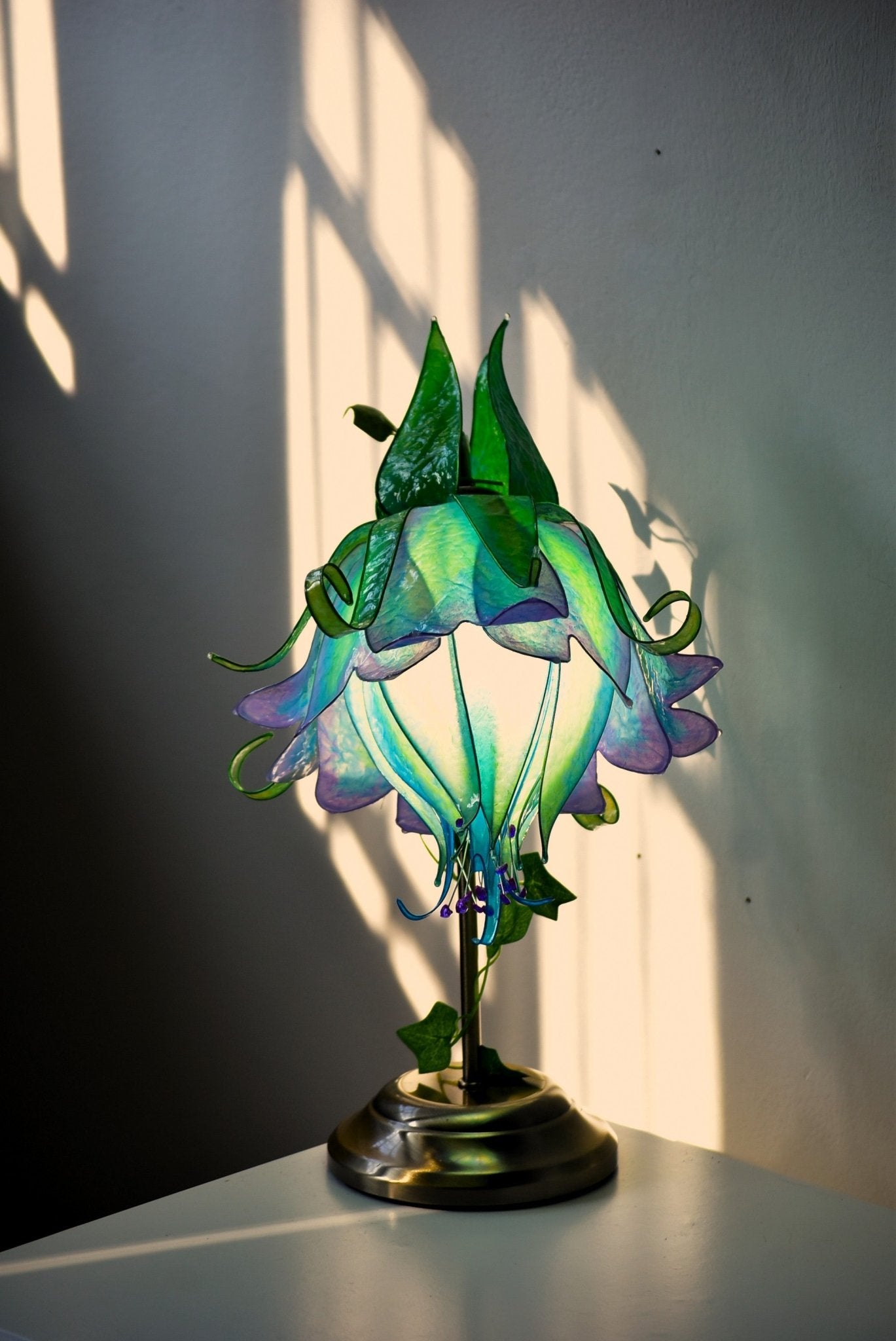 Lampada da tavolo su stelo metallico con paralume fiore blu e verde fatto a mano in resina - Fiorediluce