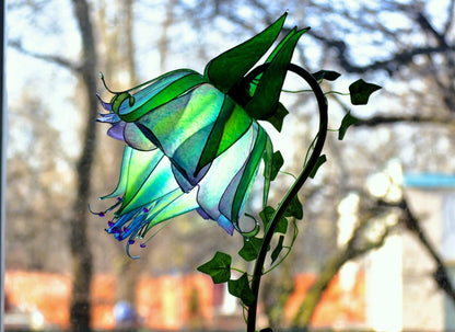 Lampada da tavolo su stelo metallico con paralume fiore blu e verde fatto a mano in resina - Fiorediluce