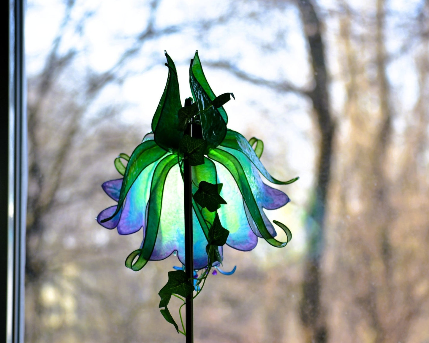 Lampada da tavolo su stelo metallico con paralume fiore blu e verde fatto a mano in resina - Fiorediluce