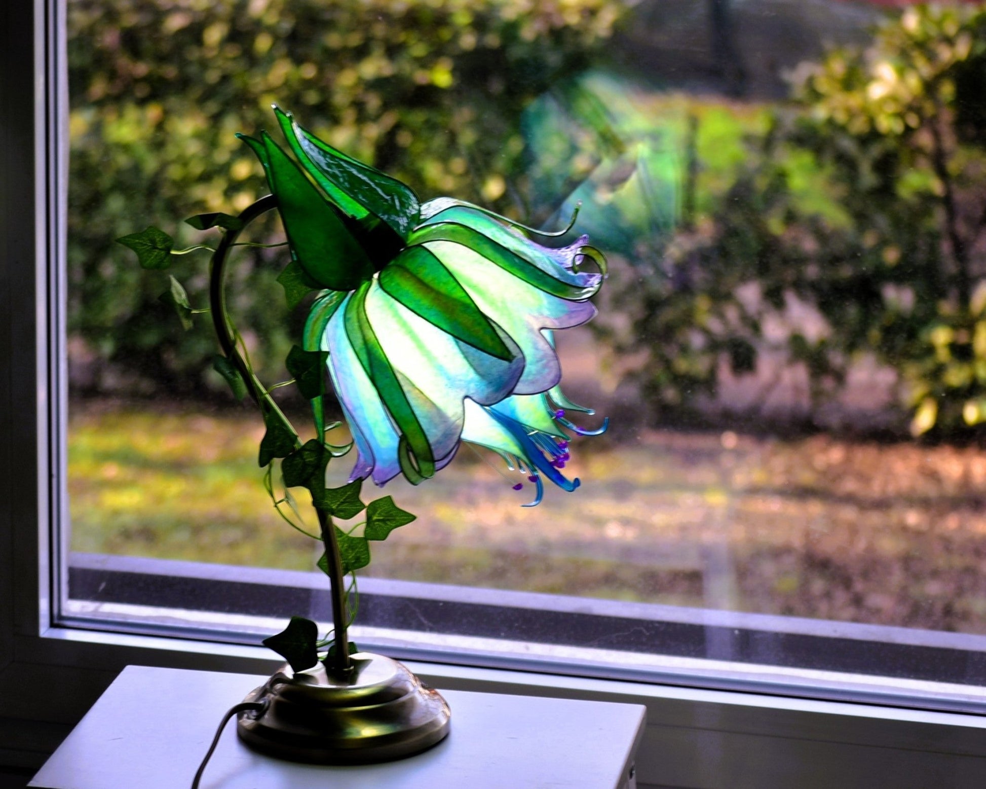 Lampada da tavolo su stelo metallico con paralume fiore blu e verde fatto a mano in resina - Fiorediluce