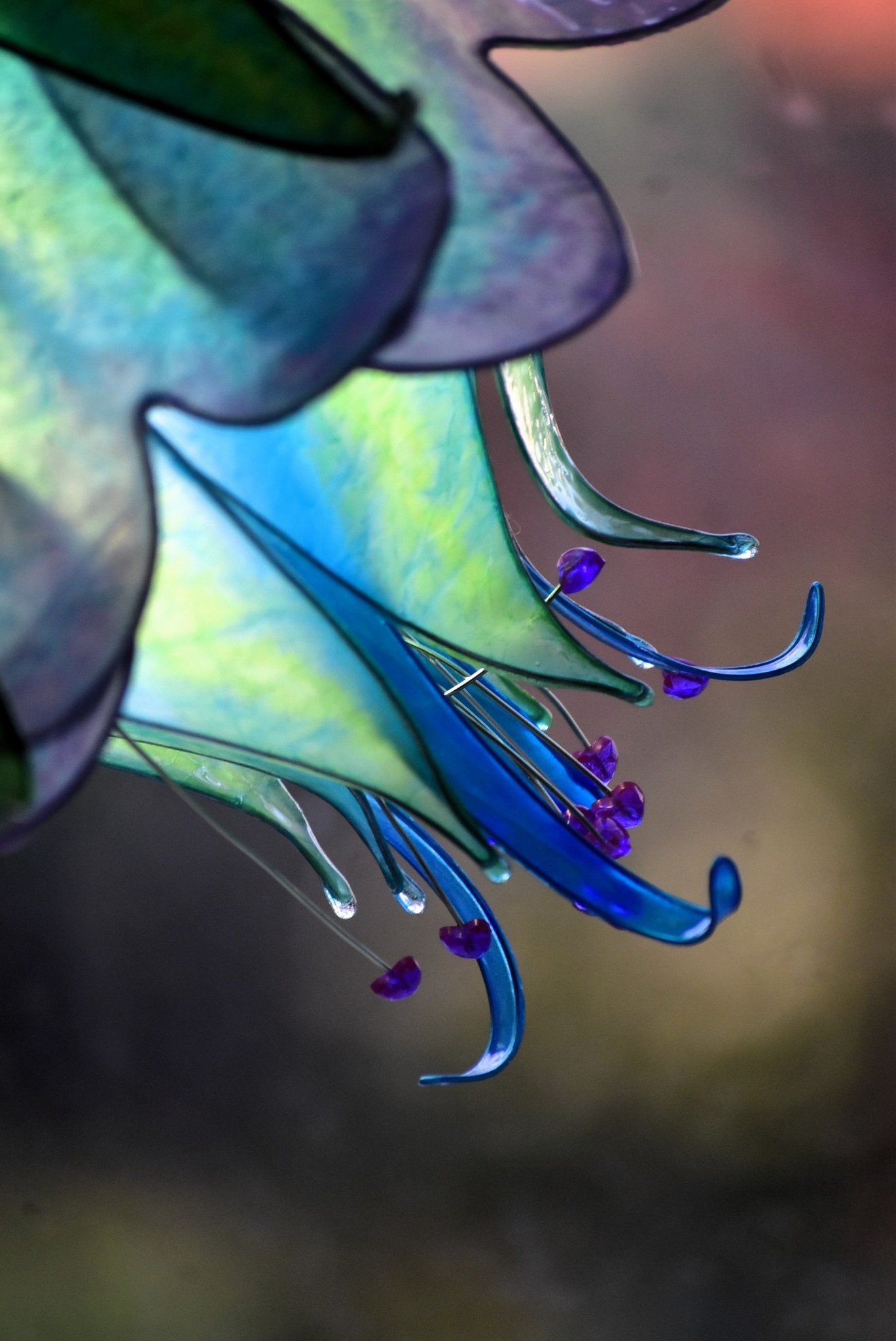 Lampada da tavolo su stelo metallico con paralume fiore blu e verde fatto a mano in resina - Fiorediluce