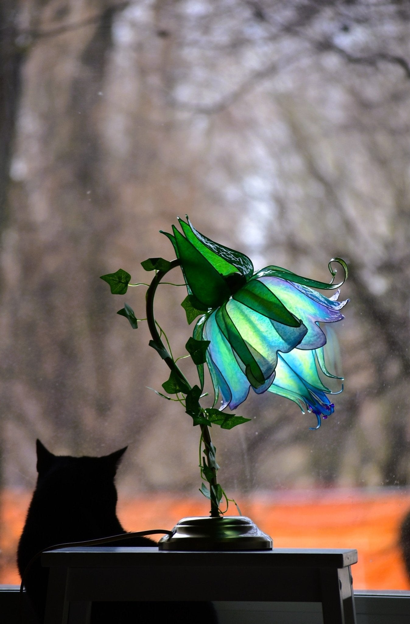 Lampada da tavolo su stelo metallico con paralume fiore blu e verde fatto a mano in resina - Fiorediluce