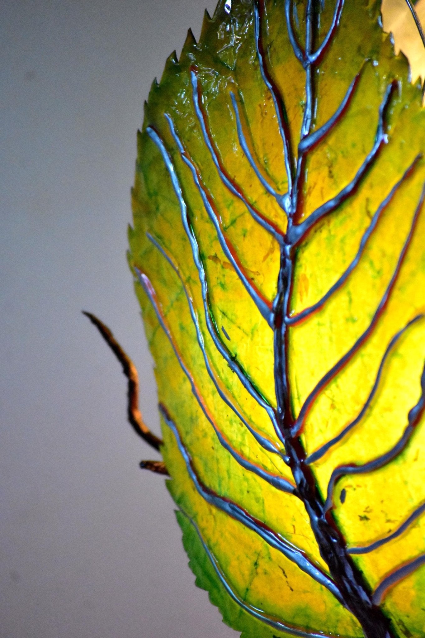 Lampada da tavolo con foglie verdi grandi in resina - Fiorediluce