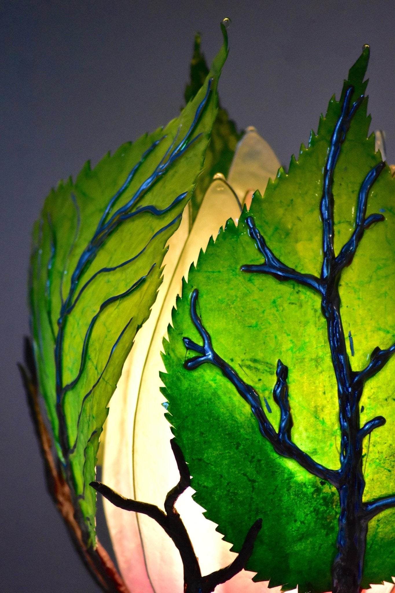 Lampada da tavolo con foglie verdi grandi in resina - Fiorediluce