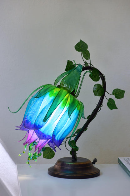 lampada da tavolo a forma di fiore blu fatta a mano in resina - Fiorediluce