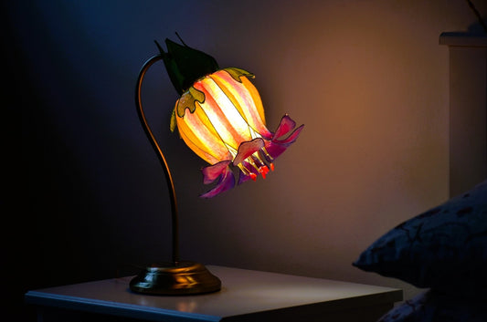 Lampada da tavolo fiore arancio e viola su stelo di metallo ottonato, arte luminosa - Fiorediluce
